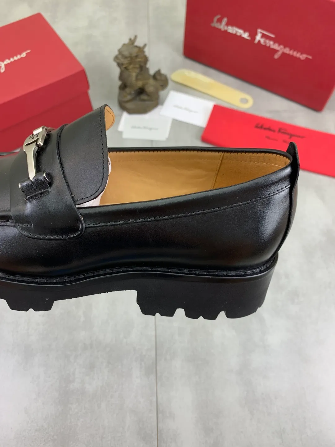 Men's Men's Shoes 💰P480💰[New Style] Water-dyed Niuli 🆘[Salvatore Ferragamo] Ferragamo's latest casual business leather shoes for men! Listed simultaneously! The fabric is made of specially imported original calfskin, and the interior is made of imported water-dyed cowhide. It is absolutely luxurious and leads the fashion trend. Matching code: 38-44 (45 and 46 can be customized) Multiple colors available